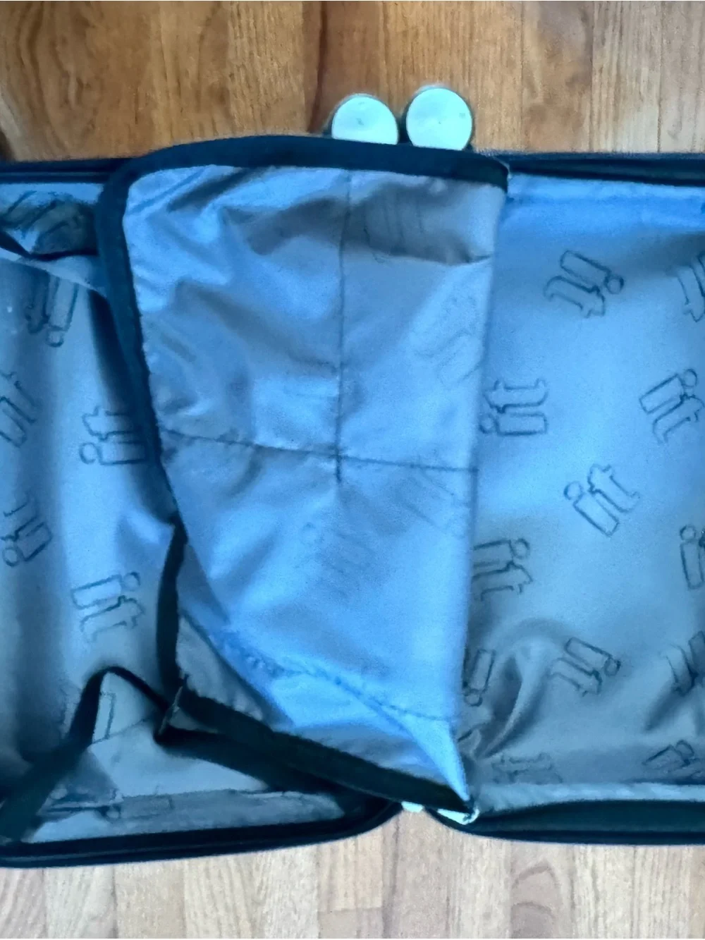 Kids it Luggage 22” NYC Hardside Spinner Suitcase